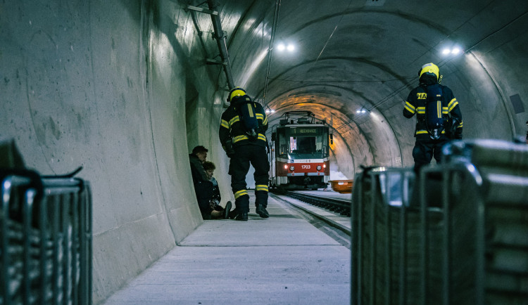 Do nového brněnského tunelu ve skále přišli hasiči. Připravovali se na bouračku šaliny