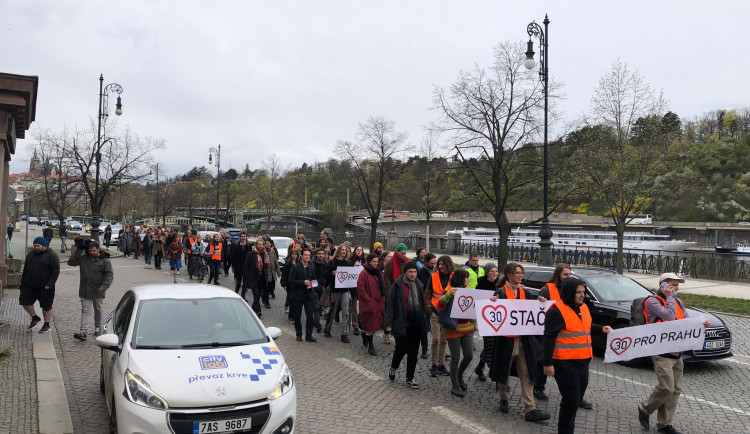 VIDEO: Aktivisté bojující za třicítku v Praze znovu blokovali dopravu