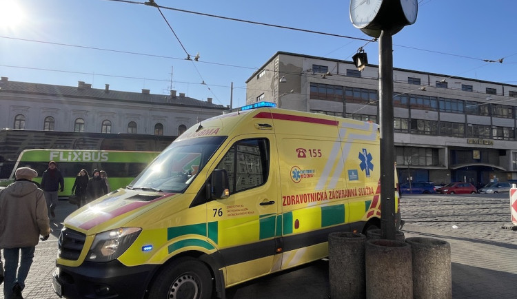 Na brněnském nádraží útočil muž s velkou boulí na hlavě. Mstil se za dobrý skutek