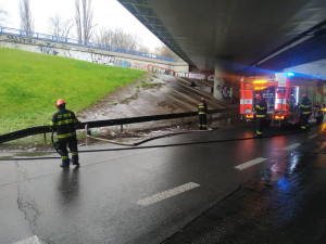 Dopravu na jižní Moravě komplikuje silný déšť. Policisté hlásí nehody i zatopenou silnici v Brně
