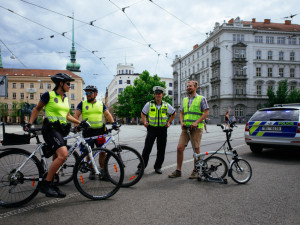 Brněnští strážníci ochrání bicykly a koloběžky. Postříkají je neviditelnou tekutinou