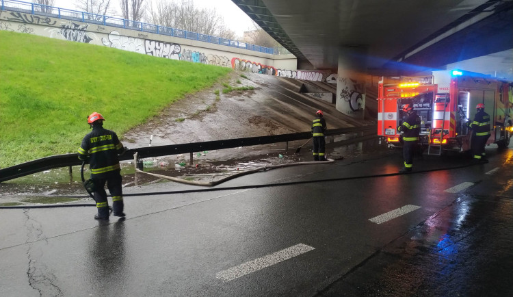 Brno trápí silný déšť. Zatopená je frekventovaná silnice