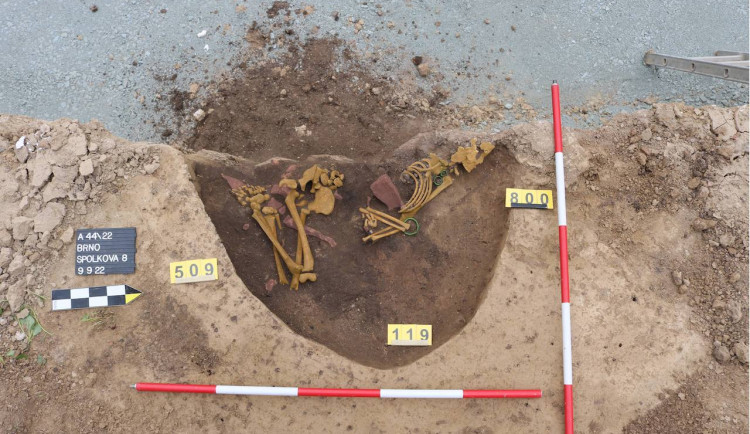 Archeologové v Brně našli hrob dorostence z doby bronzové