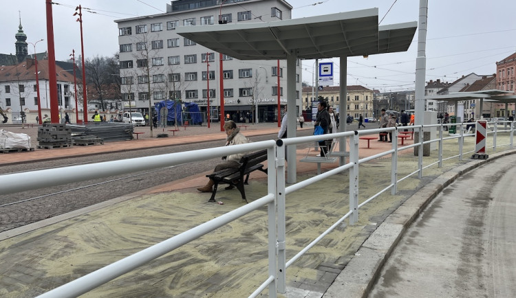 Brno s úředníky měsíce řeší, jak odstranit kritizované zábradlí z Mendlova náměstí