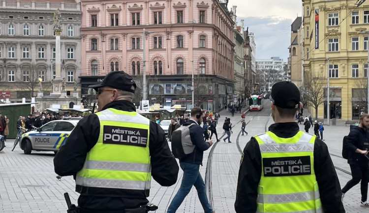Moje paní mě bije a hryže do ruky, stěžoval si muž v Brně na partnerku