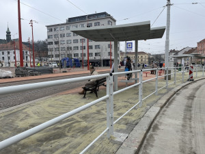 Brno s úředníky měsíce řeší, jak odstranit kritizované zábradlí z Mendlova náměstí