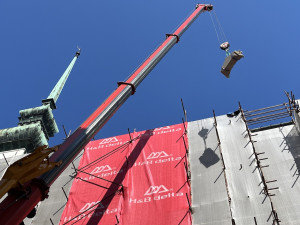 Jeřáb vrací kostelu v centru Brna kamenné ozdoby. Farnost shání více peněz