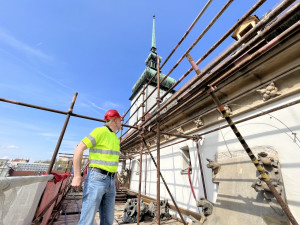 Jeřáb vrací kostelu v centru Brna kamenné ozdoby. Farnost shání více peněz