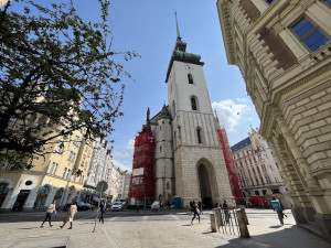 Jeřáb vrací kostelu v centru Brna kamenné ozdoby. Farnost shání více peněz