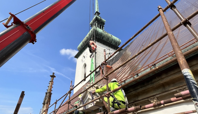 Jeřáb vrací kostelu v centru Brna kamenné ozdoby. Farnost shání více peněz
