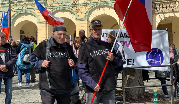 VIDEO: Vláda zasedá ve Sněmovně, chcimíři před budovou bubnují a tančí