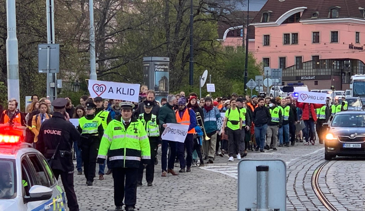 VIDEO: Třicítkáři byli opět v ulicích. Zamířili k budově magistrátu
