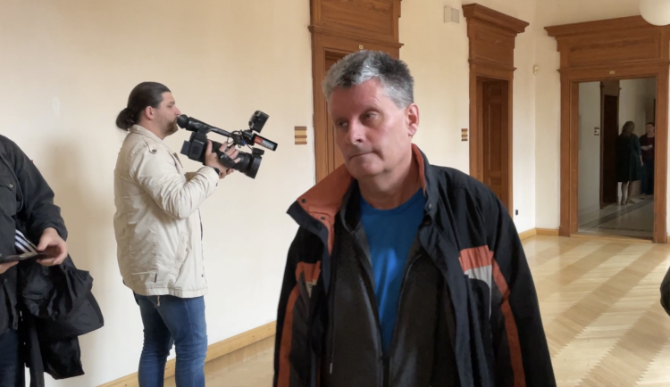 Robert Parma přichází k soudu