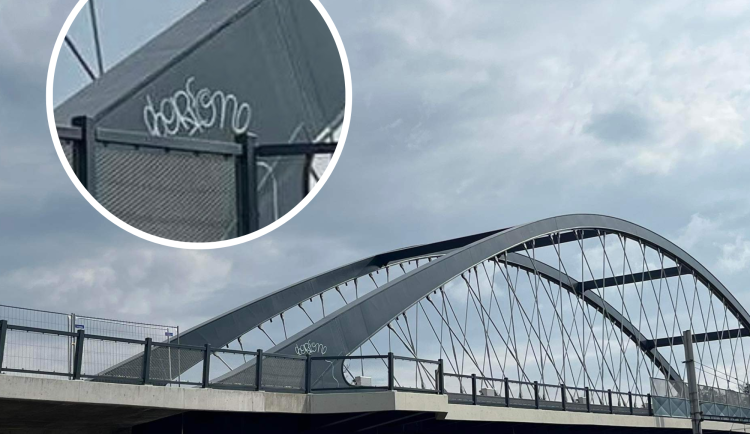 Nový most jsme ani neotevřeli a už je počmáraný, zlobí se v Blansku