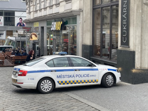 Muži v centru Brna potrestali ženu, která kradla mobil. Vytahali jí oblečení