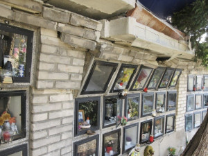 Na hřbitov ve Slavkově se po roce vrátí urny. Dělníci opraví kolumbárium, které zničil kamion