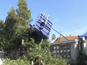Na hřbitov ve Slavkově se po roce vrátí urny. Dělníci opraví kolumbárium, které zničil kamion