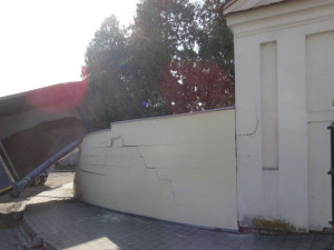 Na hřbitov ve Slavkově se po roce vrátí urny. Dělníci opraví kolumbárium, které zničil kamion