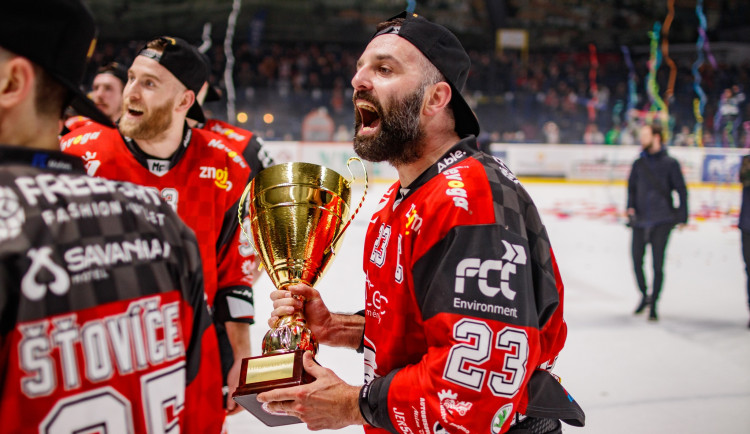 Hokejista Tomáš Svoboda se raduje z postupu