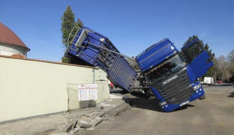 Na hřbitov ve Slavkově se po roce vrátí urny. Dělníci opraví kolumbárium, které zničil kamion