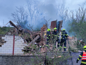 Za tragický výbuch domu na Znojemsku mohl unikající plyn, říká policie