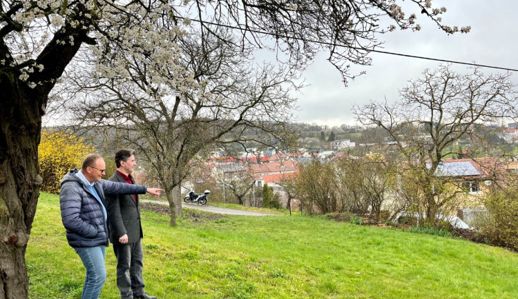 V Žebětíně postaví nové posezení a vyčistí zabahněný rybník