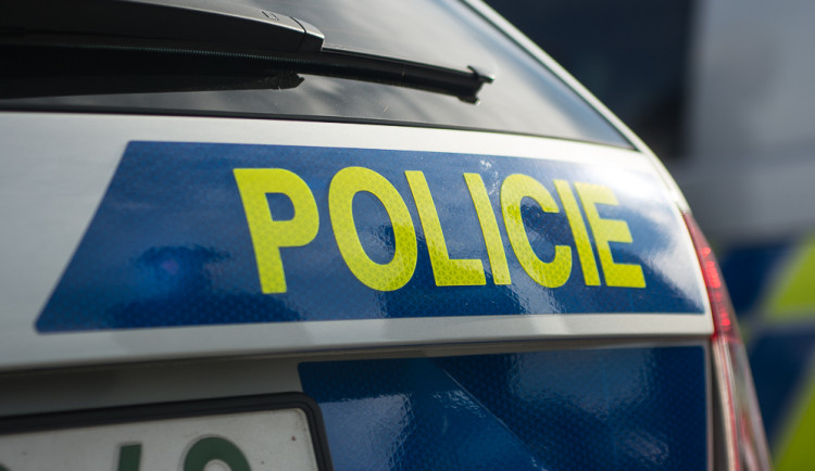 Devatenáctiletý řidič narazil u Štoků do stromu, zraněna je i jeho spolujezdkyně