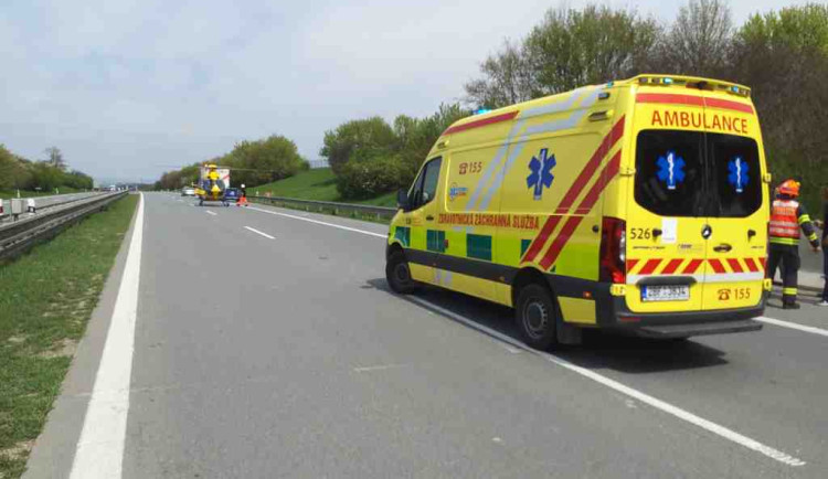 Na dálnici D2 ve směru na Brno srazilo nákladní auto chodce