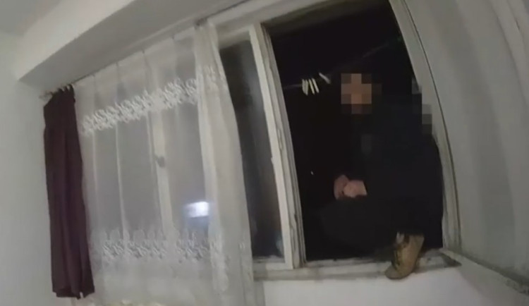 VIDEO: Muž si zavolal na pomoc strážníky. Když přijeli, nevěřil, že jsou skuteční