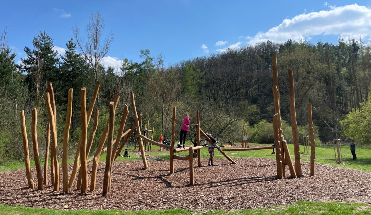 V brněnském Zamilovaném hájku přibyly nové atrakce. Děti mají motivovat k pohybu