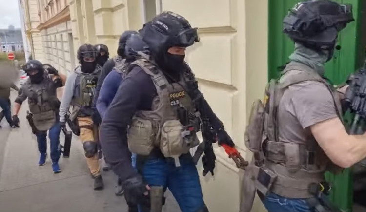 VIDEO: Kriminalisté chytili za jeden týden dva dealery, kteří drogami zásobovali Prahu