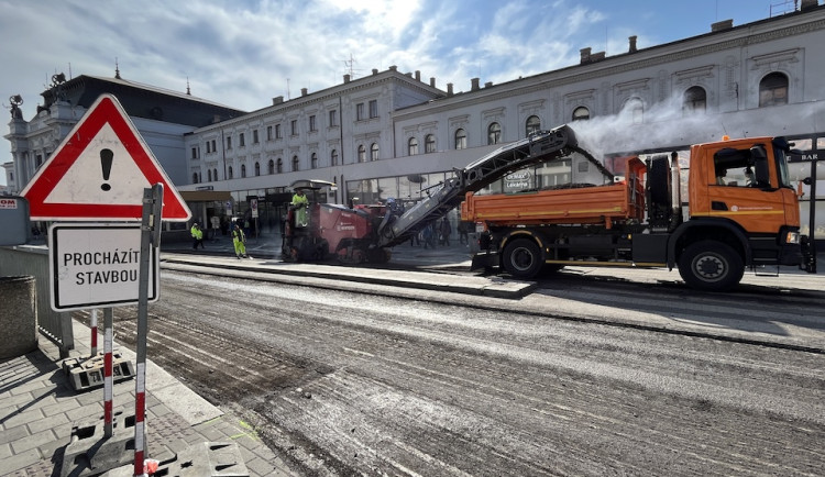 Brno ještě více rozkopalo nádraží a zabrnkalo na nervy řidičům i chodcům