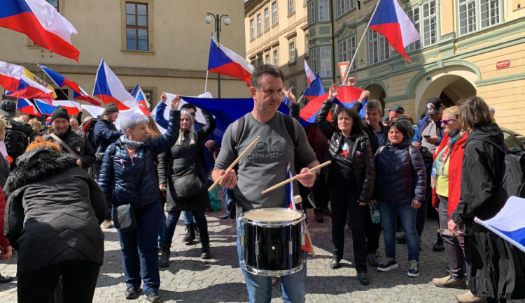 GLOSA: Češi neumí demonstrovat. Chcimíři tančí, třicítkáři tvoří smuteční pochod