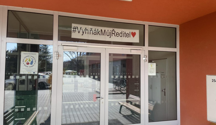 Škola se za odvolaného ředitele postavila