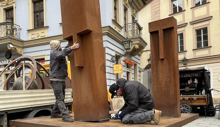 Centrum Brna střeží nové umělecké dílo od kováře