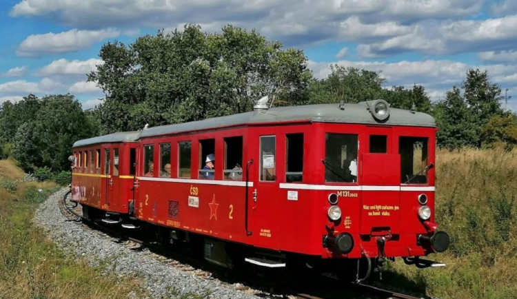 Koleje do Lednice brázdí historický motoráček. Letos podražil