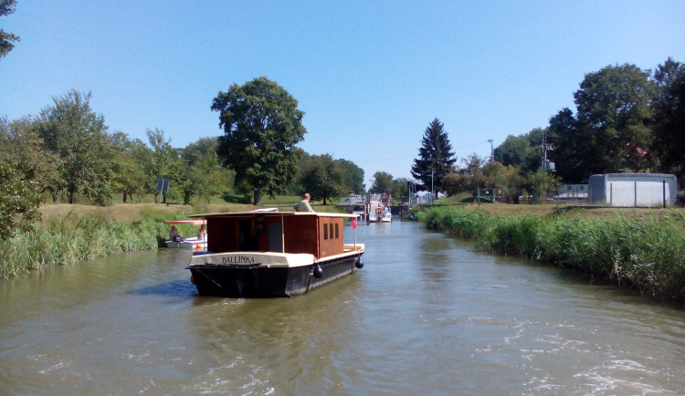 Baťův kanál zahájil plavební sezónu. Na průplav po zimě vyrazily turistické lodě
