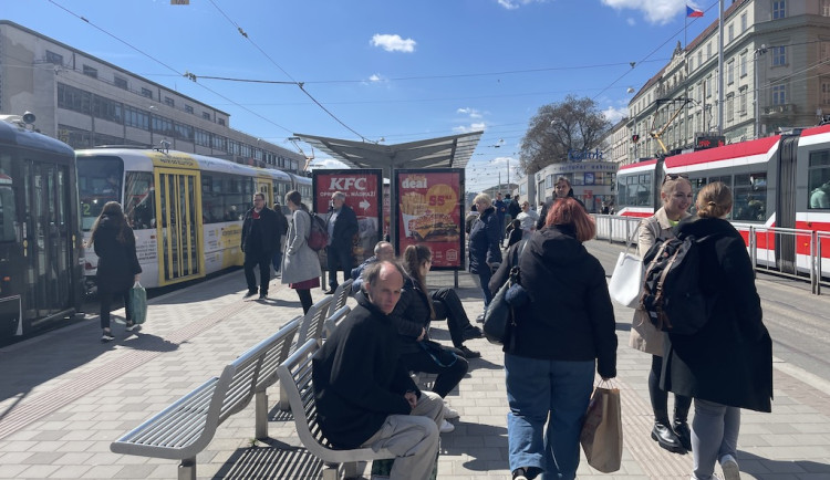 Lidé v Brně sledovali, jestli muž na nádraží prorazí hlavou skleněnou reklamu