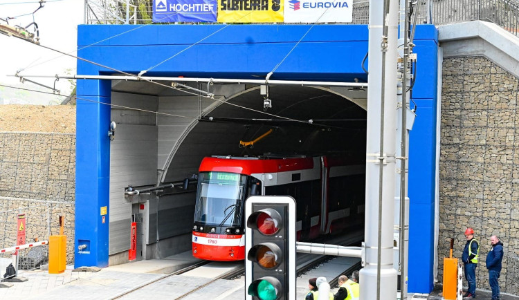 V Brně slaví otevření šalinového tunelu ve skále a konec dva roky trvající výluky