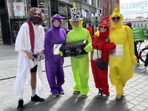 Maturanti se nahrnuli do brněnských ulic, nemají jen kasičku, ale i QR kód