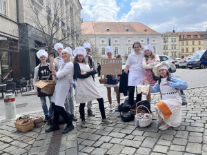 Maturanti se nahrnuli do brněnských ulic, nemají jen kasičku, ale i QR kód