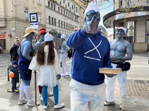 Maturanti se nahrnuli do brněnských ulic, nemají jen kasičku, ale i QR kód