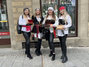 Maturanti se nahrnuli do brněnských ulic, nemají jen kasičku, ale i QR kód