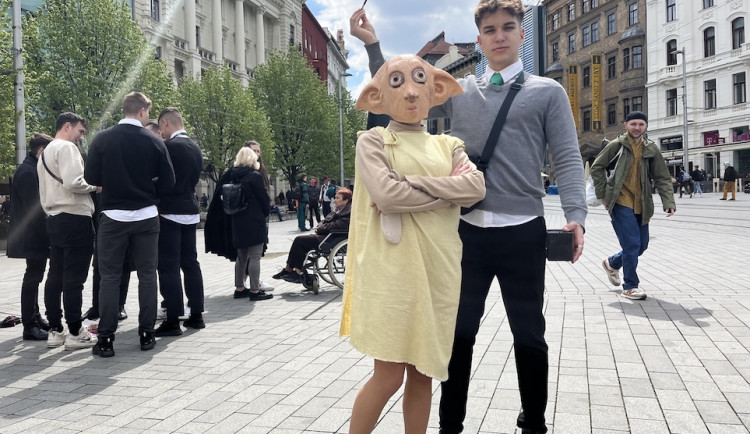 Maturanti se nahrnuli do brněnských ulic, nemají jen kasičku, ale i QR kód