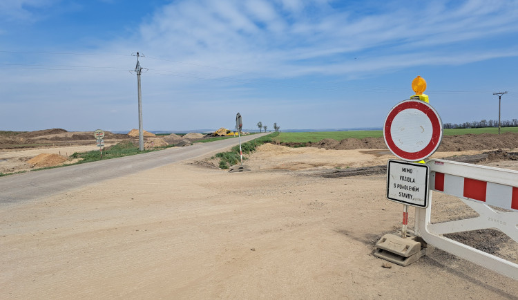 Silničáři začali stavět okružní křižovatku mezi Znojmem a Lechovicemi