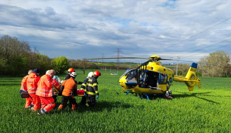 Na Znojemsku uvízl paraglidista ve stromě. Zachránila ho aplikace