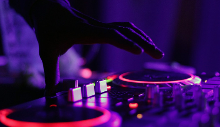 Zahrajte nám tu naši písničku, prosili muži v Brně DJ. Pak ho okradli