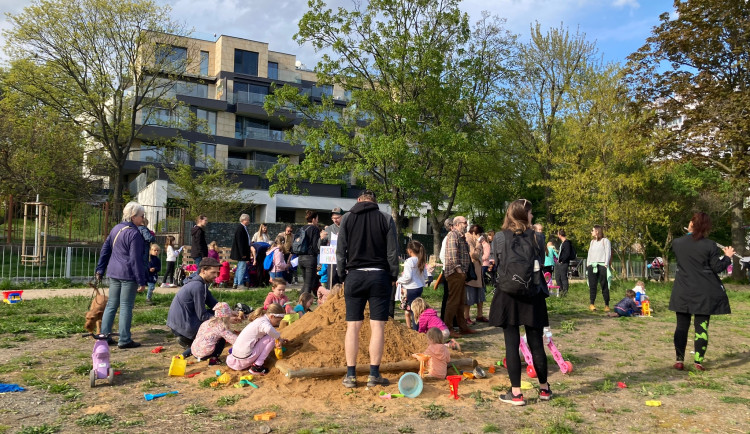 VIDEO: Rodiče chtějí zpátky dětské hřiště. Sami si ho otevřeli a protestovali proti radnici