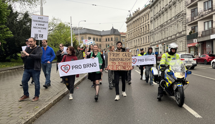 Aktivisté za nižší rychlost obsadili silnici v Brně. Řidiči je vytroubili