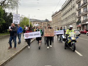 Aktivisté za nižší rychlost obsadili silnici v Brně. Řidiči je vytroubili